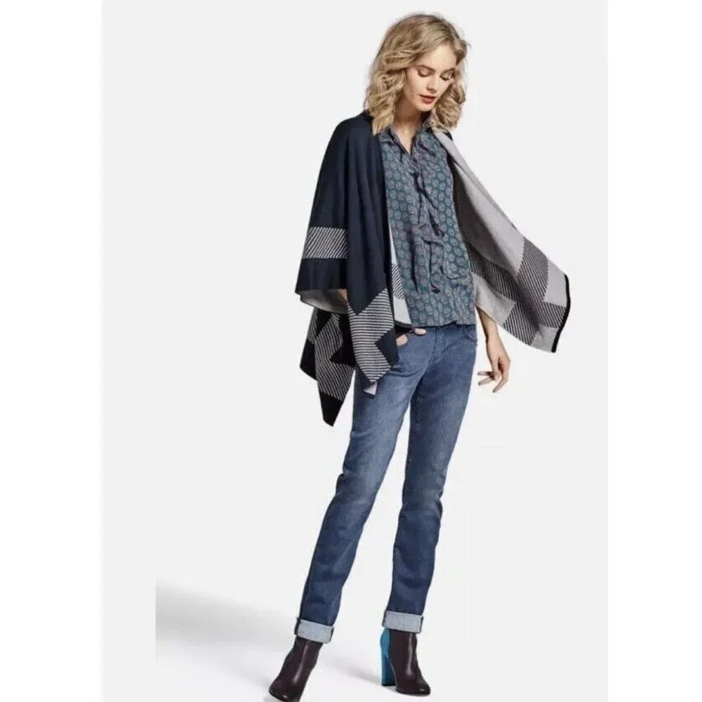 CAbi Poncho Reversible Sweater Oversized Mature Size‎ M/L